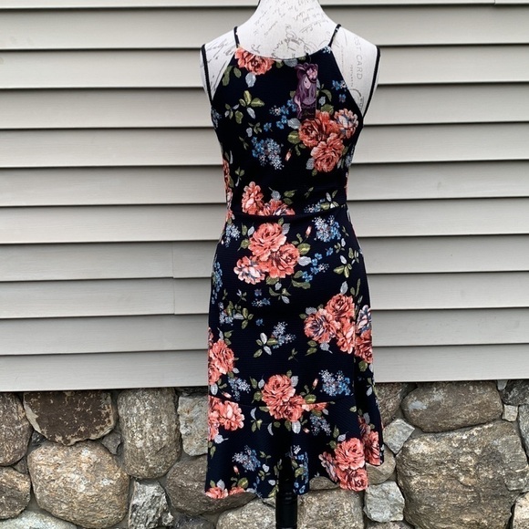 SOPRANO Navy-Floral Ruffle Textured Dress - Picture 8 of 13